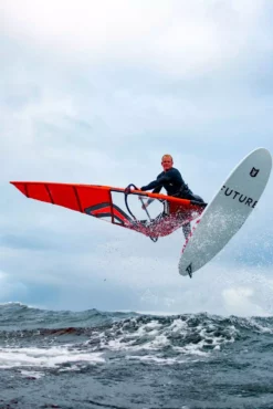 Severne Windsurf Segel FREEK Red 2023 14 Severne Windsurf Segel FREEK Red 2023 -Outlet FCS Store 023 Severne Freek Amado Vrieswijk Photo by Dieter Van der Eyken DSC04745 edit 19 jpg