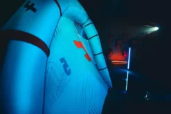 F-One Surf Wing STRIKE V2 A- GLACIER / FLAME 2022 13 F-One Surf Wing STRIKE V2 A- GLACIER / FLAME 2022 -Outlet FCS Store 31A5172 8 jpg