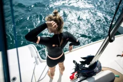 ION Neoprenanzug Amaze Shorty 2.0 LS Back Zip Damen Shorty 900 Black 2023 -Outlet FCS Store Ion oliviajenkins DominicanRepublic Tobybromwich 7674 23 jpg