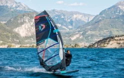 Duotone Windsurf Segel S_Pace C29:black/grey 2023 -Outlet FCS Store Website DTW Duotone S Pace RicardoRenna LakeGarda 2022 SimonCrowther D6I8199 jpg